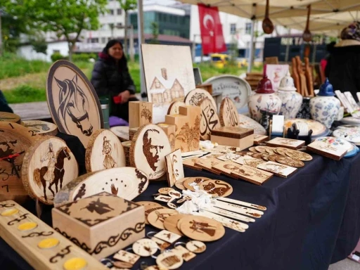 Bu sokakta üretim var emek var sanat var
