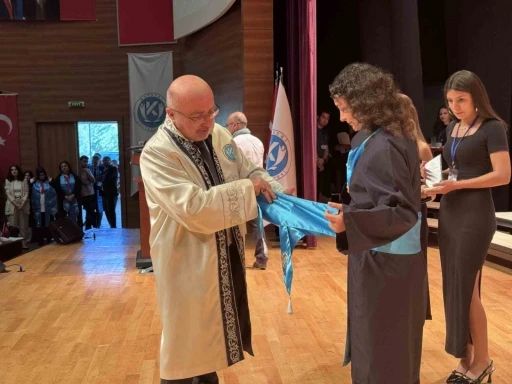 Bu &uuml;niversite kep atmıyor şed kuşanıyor
