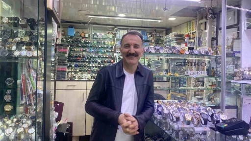 Bu ustalar saatleri yeniden ayarlıyor
