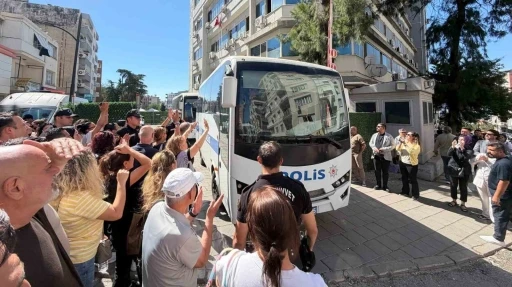 Buca Belediyesine yolsuzluk operasyonunda ş&uuml;pheliler hastaneye sevk edildi
