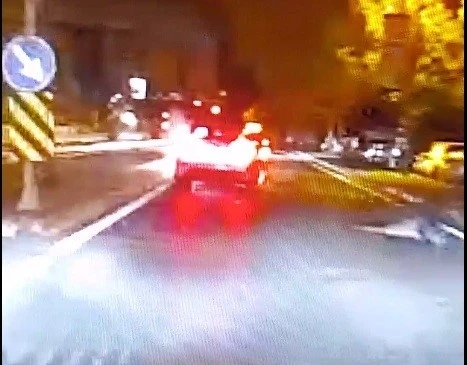 Buca&rsquo;da belediye iş&ccedil;isinin &ouml;l&uuml;m&uuml;ne neden olan feci kaza kamerada
