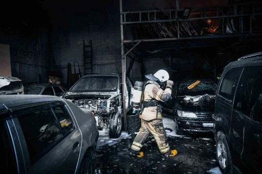 Buca&rsquo;da depo yangını kısa s&uuml;rede s&ouml;nd&uuml;r&uuml;ld&uuml;
