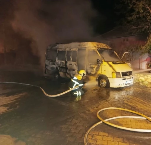 Bucak’ta minibüs alevlere teslim oldu
