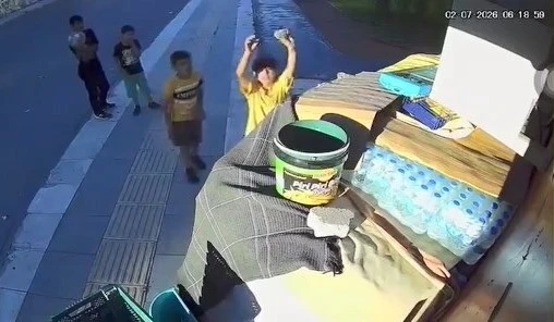 B&uuml;fe kapalı olunca aldıkları suyun parasını kameraya g&ouml;sterip bıraktılar
