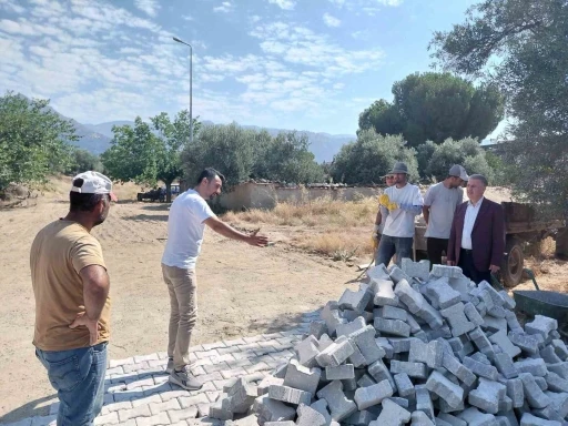 Buharkent&rsquo;te bozulan sokaklarda kilit parke &ccedil;alışması s&uuml;r&uuml;yor
