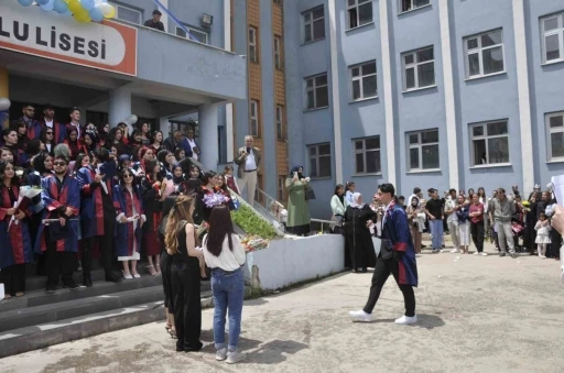 Bulanık Anadolu Lisesi&rsquo;nde mezuniyet coşkusu
