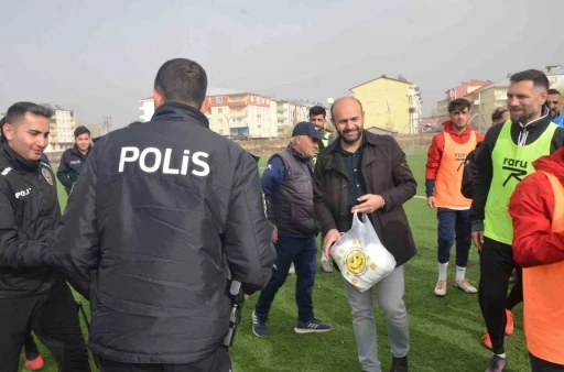 Bulanık’ta ihbara giden polislere pasta sürprizi
