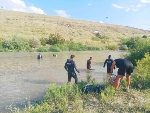 Bulanık&rsquo;ta kahreden olay: &Ccedil;aya d&uuml;şen iki kardeşten biri yaşamını yitirdi, diğeri kayıp
