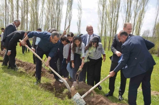 Bulanık&rsquo;ta "Hatıra Yolu" Projesi kapsamında 350 fidan dikildi
