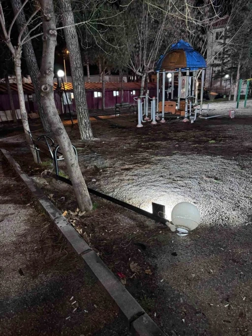 Buldan&rsquo;da &ccedil;ocuk parkındaki aydınlatma direği tehlike sa&ccedil;ıyor
