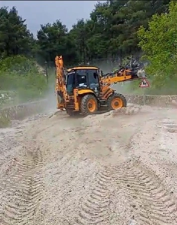 Buldan&rsquo;da etkili şiddetli dolu yolları kapattı
