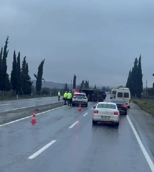 Buldan&rsquo;da portakal y&uuml;kl&uuml; kamyon ref&uuml;je devrildi
