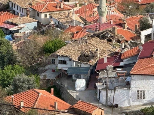 Buldan’da tarihi iki katlı ev çöktü
