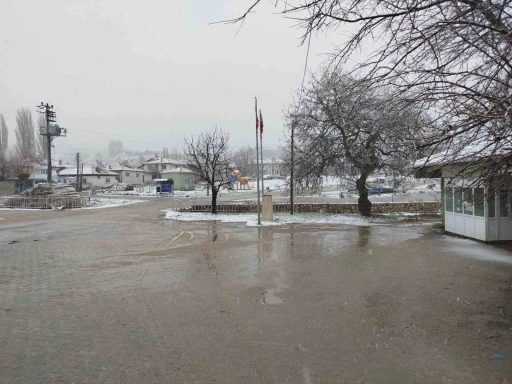 Buldan&rsquo;ın y&uuml;ksek kesimlerinde kar yağışı etkili oldu
