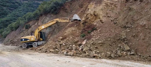 Buldan ve Babadağ&rsquo;da heyelan nedeniyle kapanan yollarda &ccedil;alışmalar başladı
