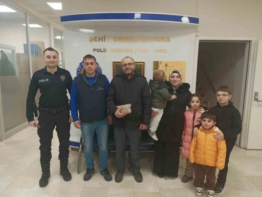 Bulduğu para dolu &ccedil;antayı polise teslim etti
