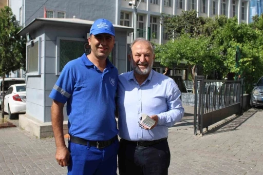 Bulduğu para dolu poşeti, hiç düşünmeden sahibine teslim etti
