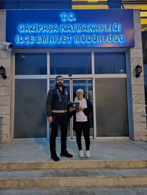 Buluntu çanta kameralarla tespit edilen sahibine ulaştırıldı
