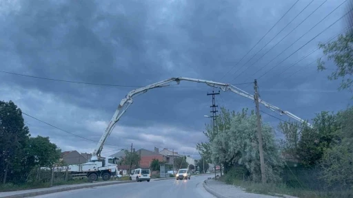 Bulvarın &uuml;zerinden betonu b&ouml;yle aktardılar
