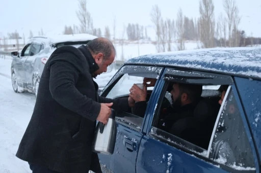 B&uuml;nyan Belediyesi kar mesaisindekilerin i&ccedil;ini ısıttı
