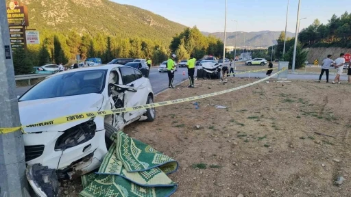 Burdur-Antalya karayolunda otomobiller çarpıştı, 1’i ağır 2 yaralı
