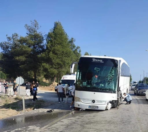 Burdur-Antalya yolunda refüje çıkan yolcu otobüsü direğe çarptı: 6 yaralı
