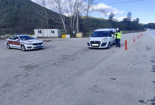 Burdur&rsquo;da 1 haftada 12 bin 910 ara&ccedil; ve s&uuml;r&uuml;c&uuml; kontrol edildi
