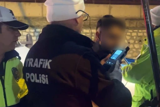 Burdur&rsquo;da alkoll&uuml; s&uuml;r&uuml;c&uuml;n&uuml;n &rsquo;acemi&rsquo; oyunu işe yaramadı
