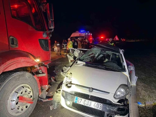 Burdur&rsquo;da anneyi &ccedil;ocuklarından ayıran feci kaza: 1 &ouml;l&uuml;, 4 yaralı
