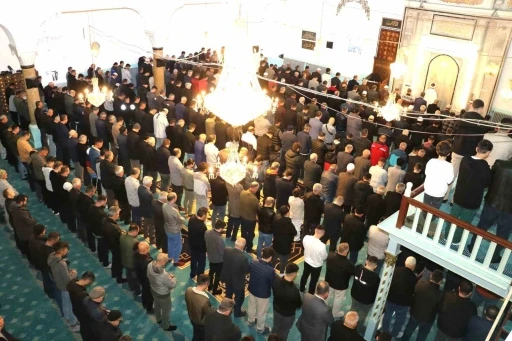 Burdur’da bayram namazında camiler doldu taştı
