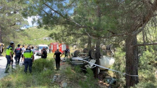 Burdur&rsquo;da beton mikseri devrildi: 2 yaralı
