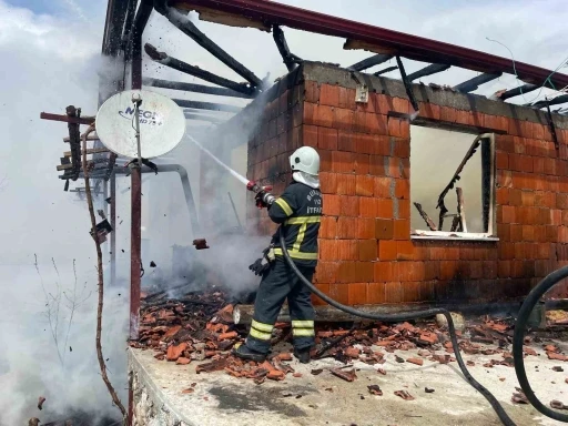 Burdur’da çıkan yangında ev kullanılamaz hale geldi
