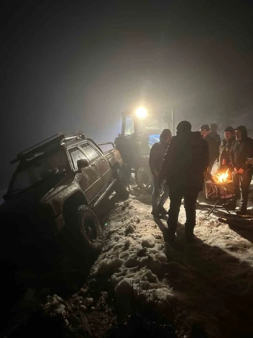 Burdur&rsquo;da dağda mahsur kalan 4 kişi kurtarıldı
