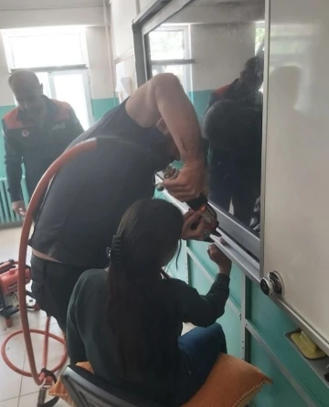 Burdur’da eli akıllı tahtaya sıkışan öğrenci AFAD ekiplerince kurtarıldı
