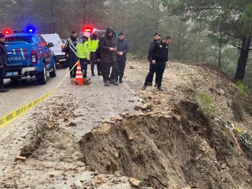 Burdur&rsquo;da etkili olan yağıştan dolayı yol &ccedil;&ouml;kt&uuml;
