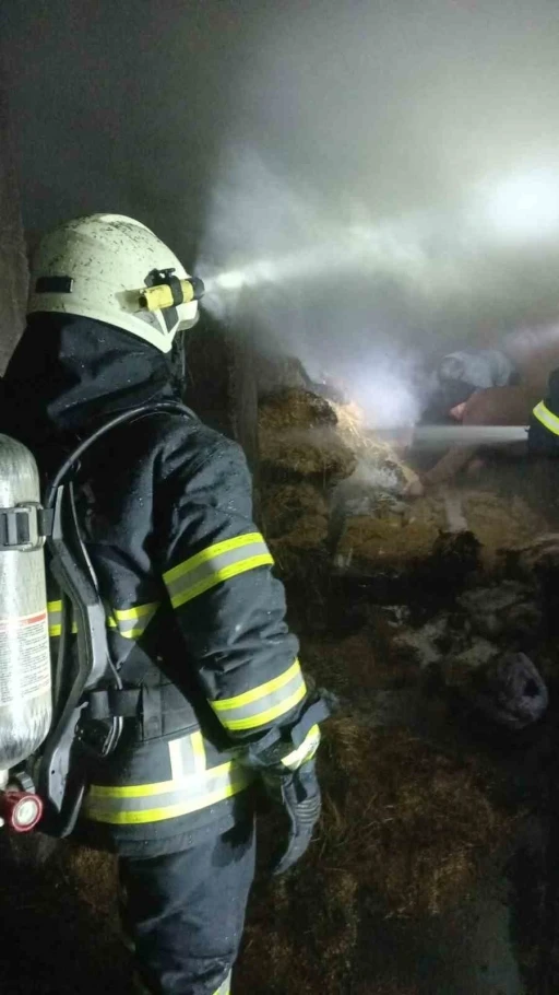 Burdur&rsquo;da evin altında bulunan saman balyaları yandı
