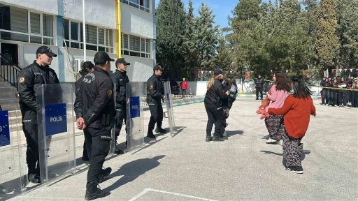 Burdur&rsquo;da ger&ccedil;eğini aratmayan deprem tatbikatı
