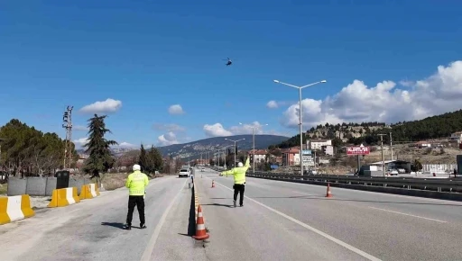 Burdur&rsquo;da helikopter destekli trafik denetimi: 125 ara&ccedil; ve s&uuml;r&uuml;c&uuml;s&uuml; kontrol edildi
