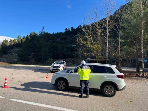 Burdur&rsquo;da jandarma ekipleri tarafından trafik denetimleri devam ediyor
