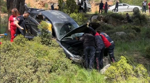 Burdur’da kamyonet ile otomobil çarpıştı: 3 yaralı
