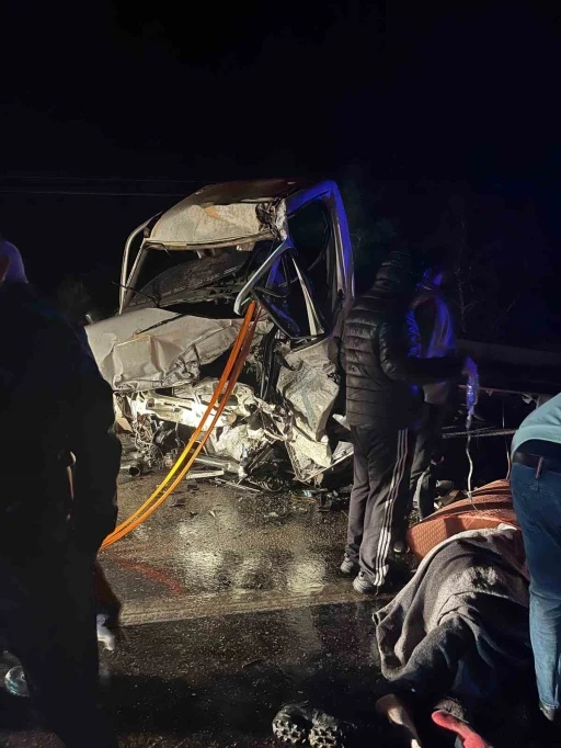 Burdur&rsquo;da kamyonet ile tır &ccedil;arpıştı: 2&rsquo;si ağır 3 yaralı
