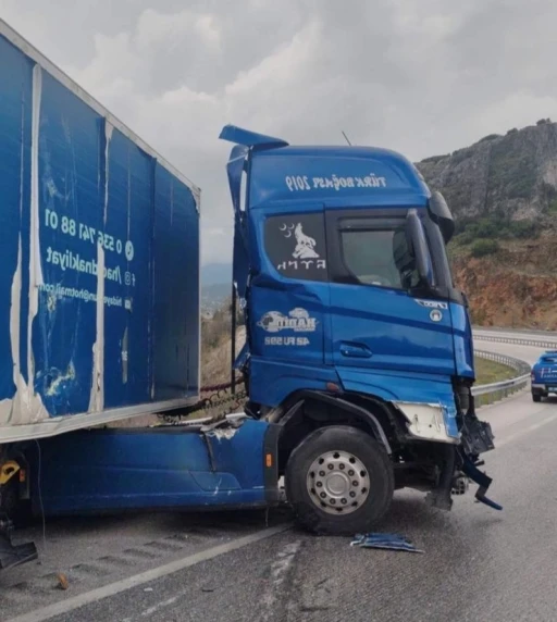 Burdur&rsquo;da kontrolden &ccedil;ıkan tır demir bariyerlere &ccedil;arptı
