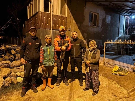 Burdur&rsquo;da kuyuya d&uuml;şen oğlak ekipler tarafından kurtarıldı
