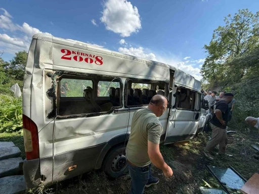 Burdur&rsquo;da minib&uuml;s tarlaya u&ccedil;tu: 8 yaralı
