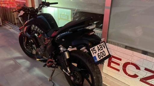 Burdur&rsquo;da motosiklet park halindeki otomobile &ccedil;arptı: 2 yaralı
