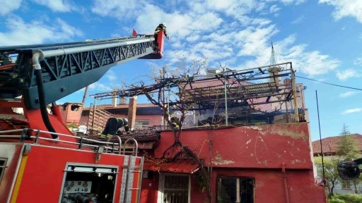 Burdur&rsquo;da m&uuml;stakil evde yangın paniği
