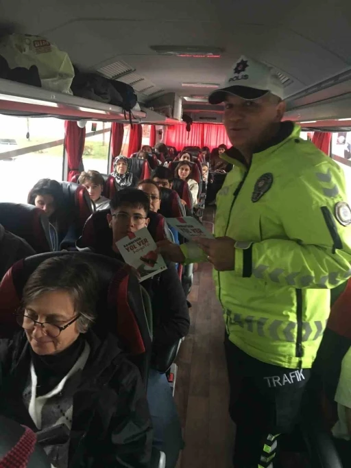 Burdur&rsquo;da otogarda emniyet kemeri kullanımı hakkında bilgilendirme
