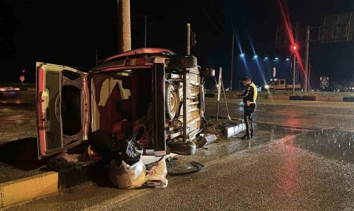 Burdur&rsquo;da otomobil ile hafif ticari ara&ccedil; &ccedil;arpıştı: 1 &ouml;l&uuml;, 5 yaralı
