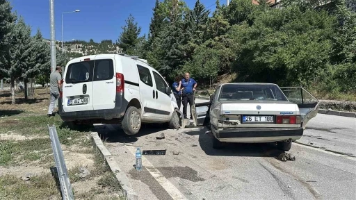 Burdur&rsquo;da otomobil ile hafif ticari ara&ccedil; &ccedil;arpıştı: 5 yaralı
