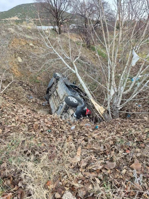 Burdur&rsquo;da otomobil şarampole devrildi: 4 yaralı
